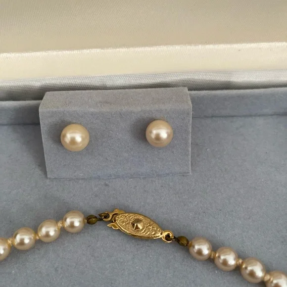 Vintage 1960s imitation pearl necklace and earring set - Picture 6 of 12